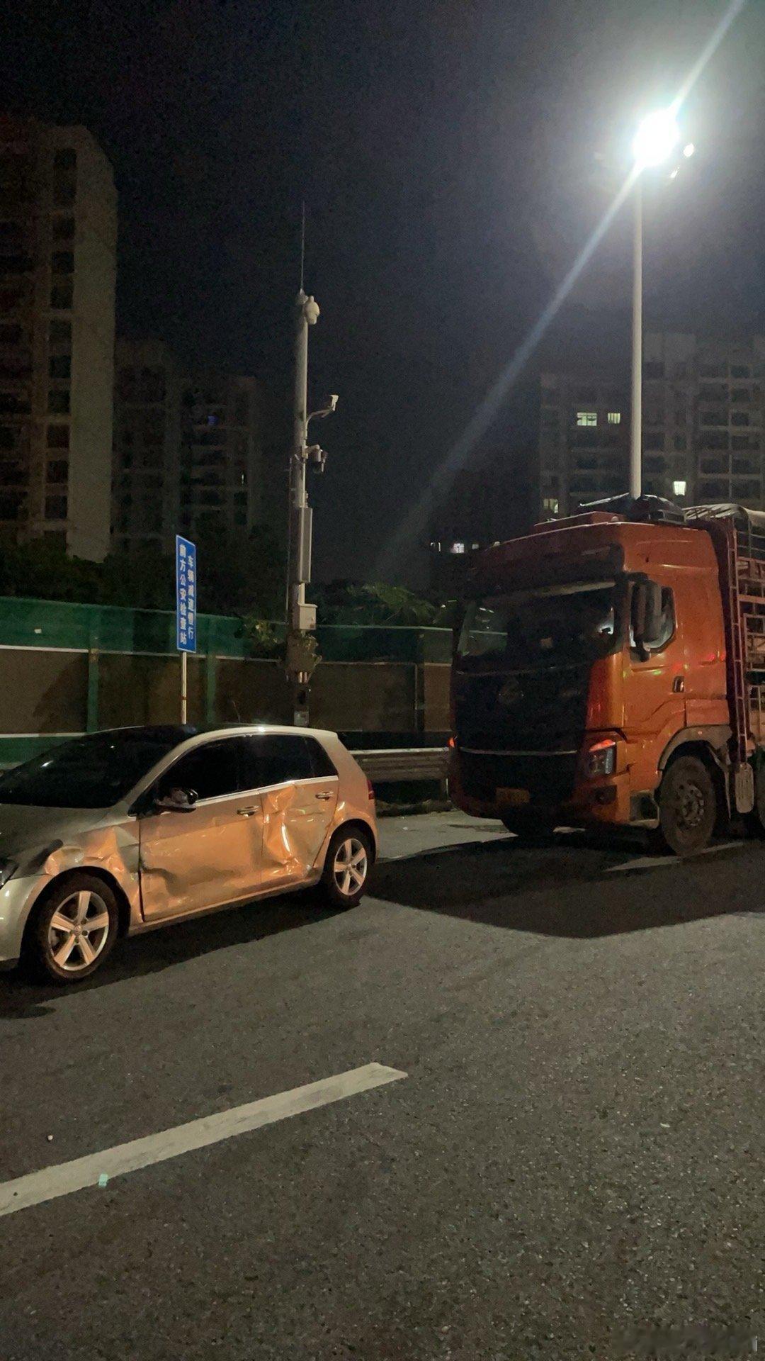 大半夜跑高速确实不安全，摄影老师的车被大货车撞成这样，一开始大货车还没发现，硬是