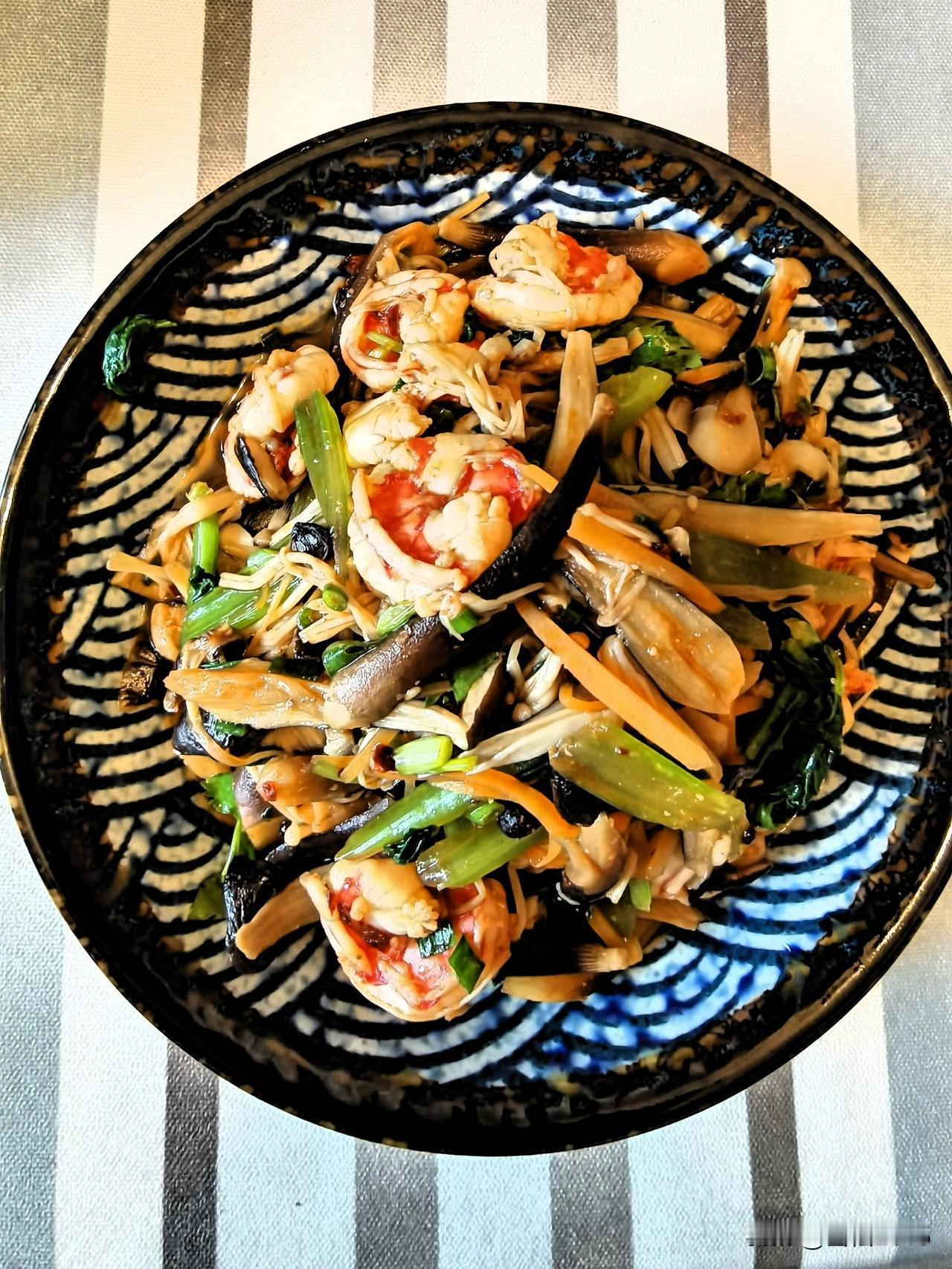 昨日中餐分享。

昨天中餐，老婆大人下厨，忙碌了好久，每一口都是幸福。

干煎黄