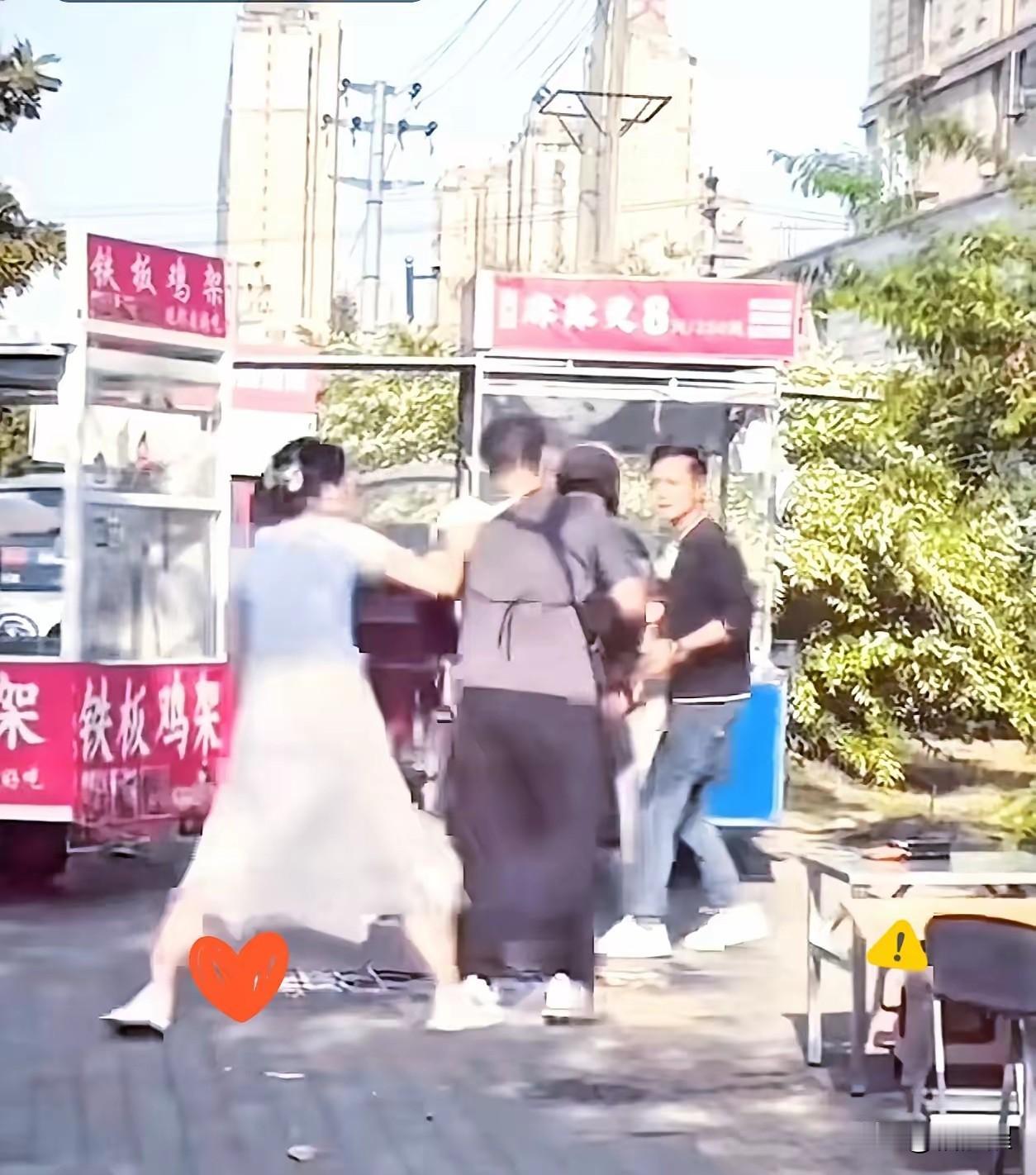 都是夜市谋生人
何故情绪乱纷纷
蝇头小利人性现
内裤勒脖险惊魂
我劝众人从容过