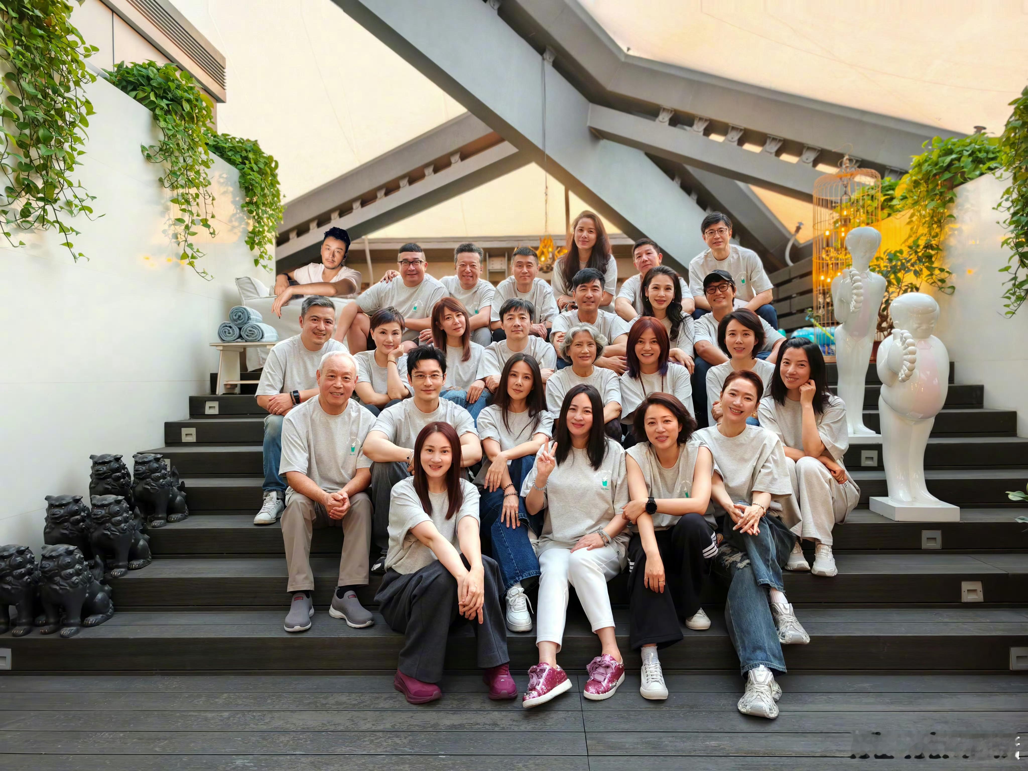 赵薇参加北电表演系96班聚会4月30号下午，刷到赵薇发的这条微博，手指停在屏幕上