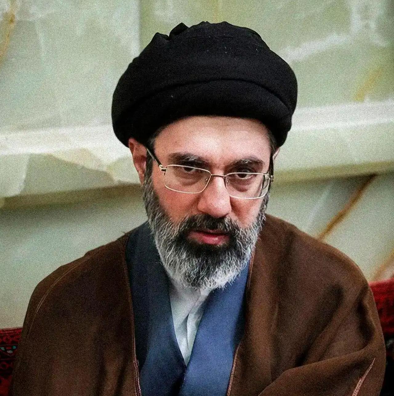 伊朗的腰杆，这一次真的挺直了，而且是挺得直直的。

穆杰塔巴说了，美以必须为这次