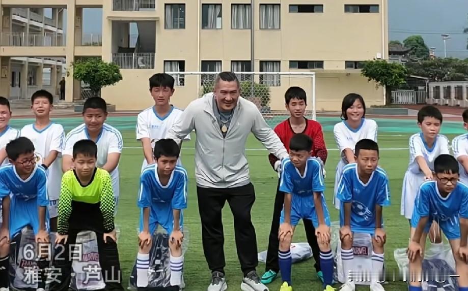 同样是台湾人，格局差得不是一点半点！
 
台湾馆长走进四川乡村小学，捐物资、陪孩