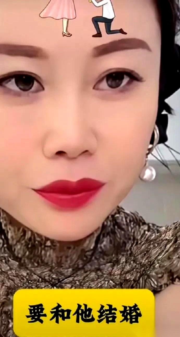草帽姐徐桂花，在自己直播间里，亲自点开了一段前夫李超的视频。
画面里，李超一上来