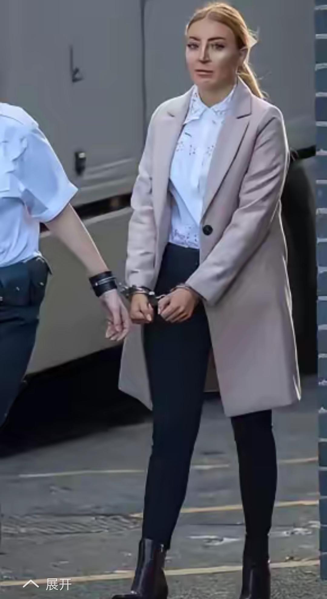 英国伦敦，一个比较奔放的女狱警，在值班时钻进囚犯牢房，跟盗窃犯发生关系，还被另一