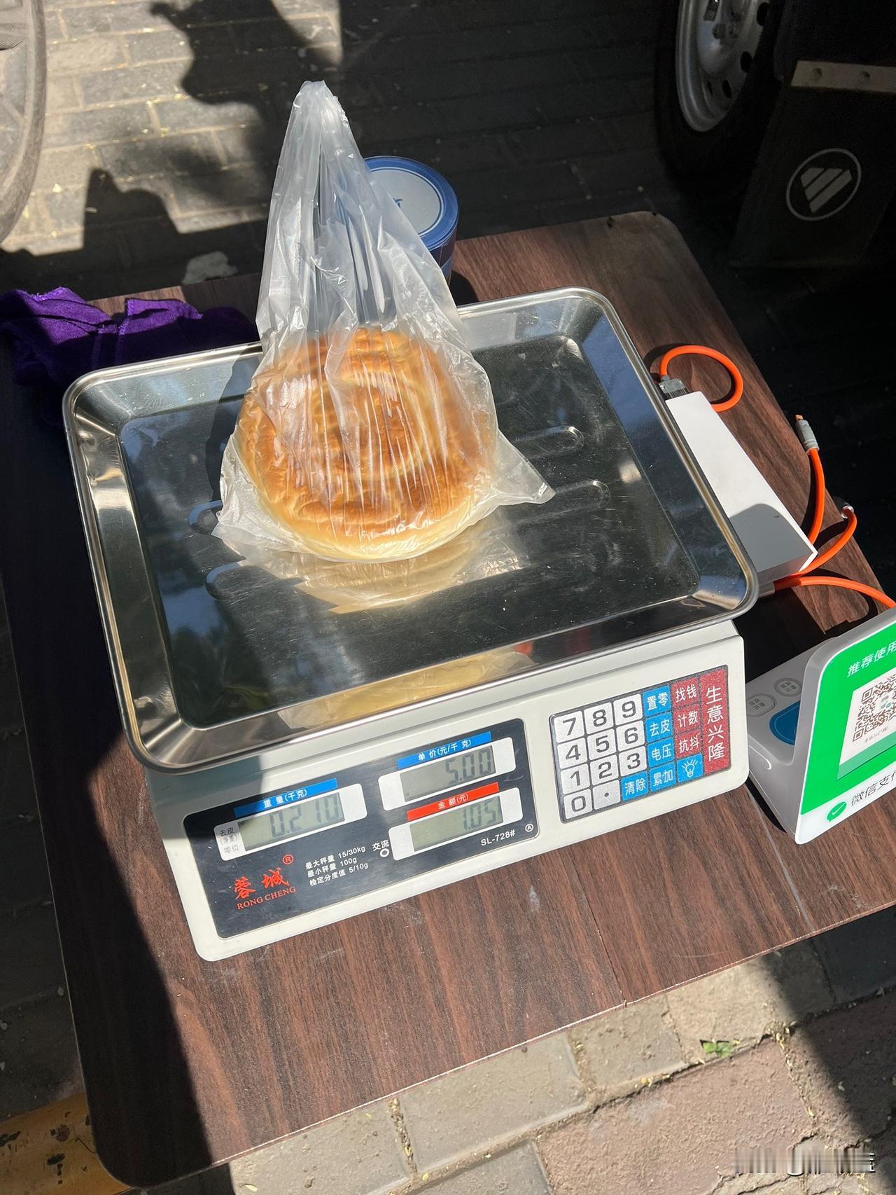 这个暑假我溯源了两家比较好吃的兰州特色大饼，一家在位于兰州市七里河老街附近，还有