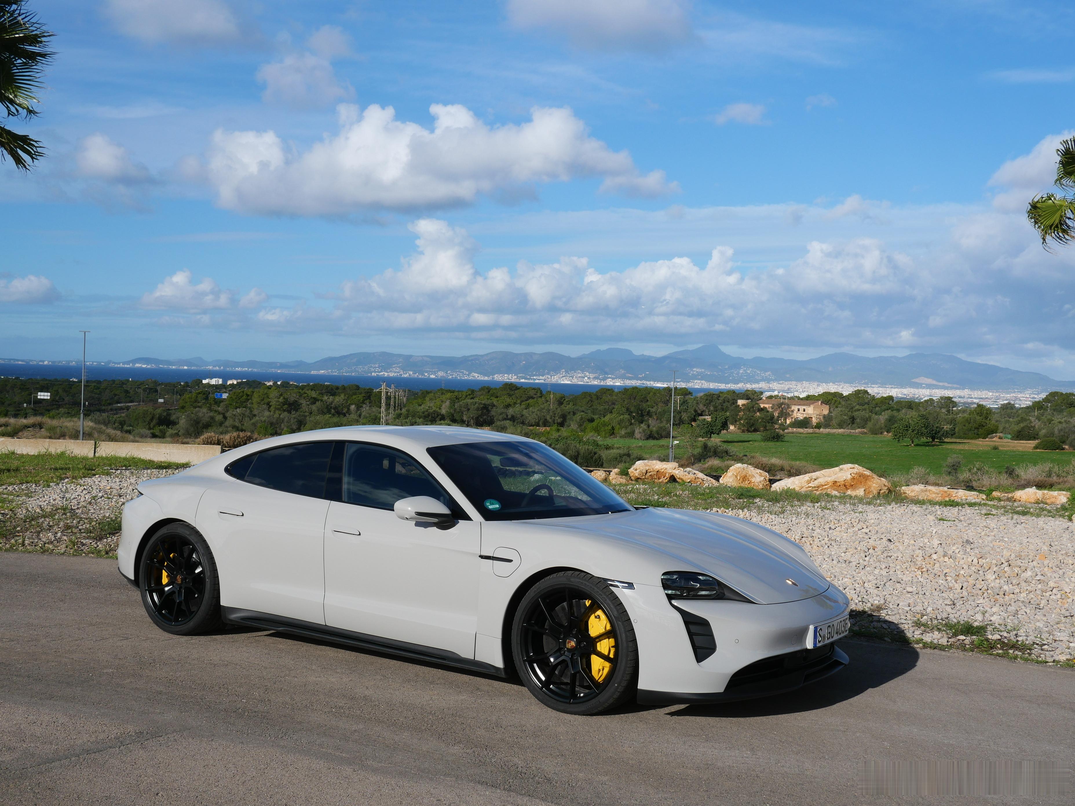 #shen车视界# 几年过去了，Taycan依旧是最漂亮、操控最好的电动汽车，甚