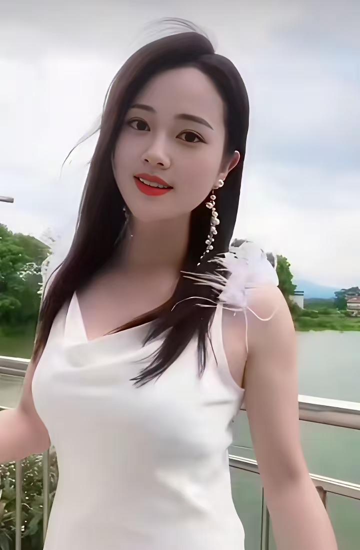 河畔闲步
素裙清雅倚溪滨，
缓步临风自在身。
满目风光皆入意，
悠然静享好时辰。