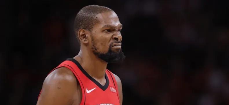 别再盯着申京的9次出手了。
火箭逆袭的钥匙，藏在一次2.3秒的抄截里。
伊森复出