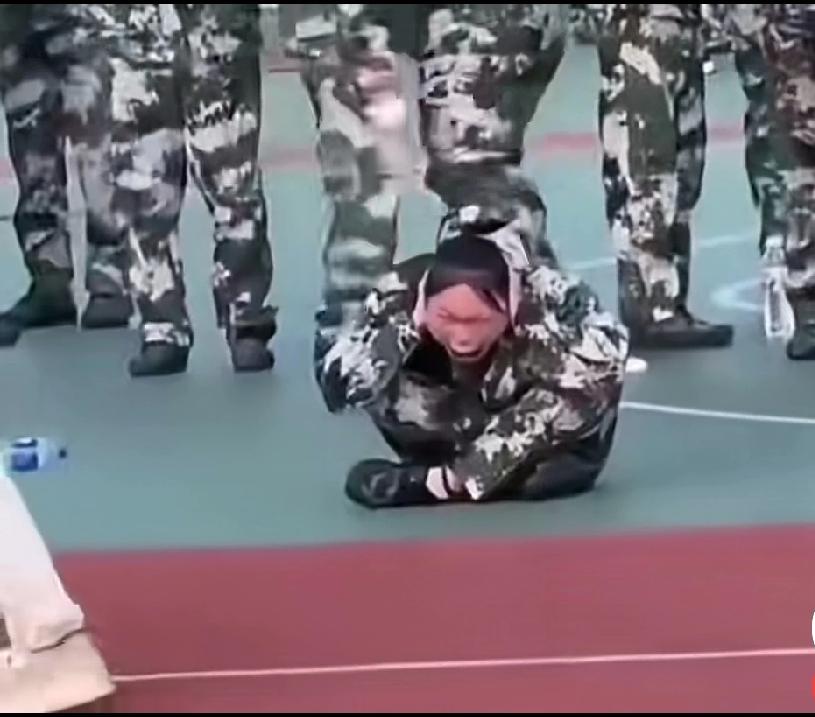 女孩军训崩溃大哭大喊，捂耳朵尖叫表情怪异，教官老师学生都不敢靠近
为啥别个孩子都