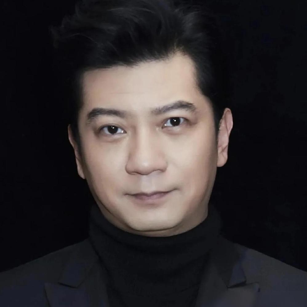 你没看错，田雨这枚“定海神针”，根本不是大器晚成。他深谙这个圈子的草台班子属性，