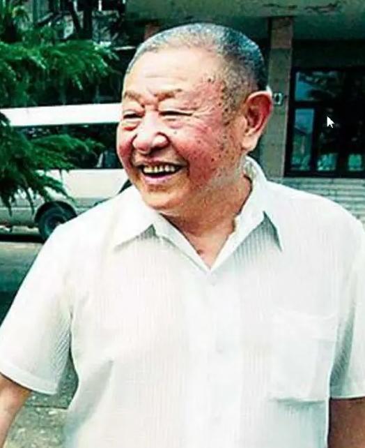 1976年，一中年男子穿着条裤衩冲进中南海大喊道：“我要见毛主席！”谁也没想到在
