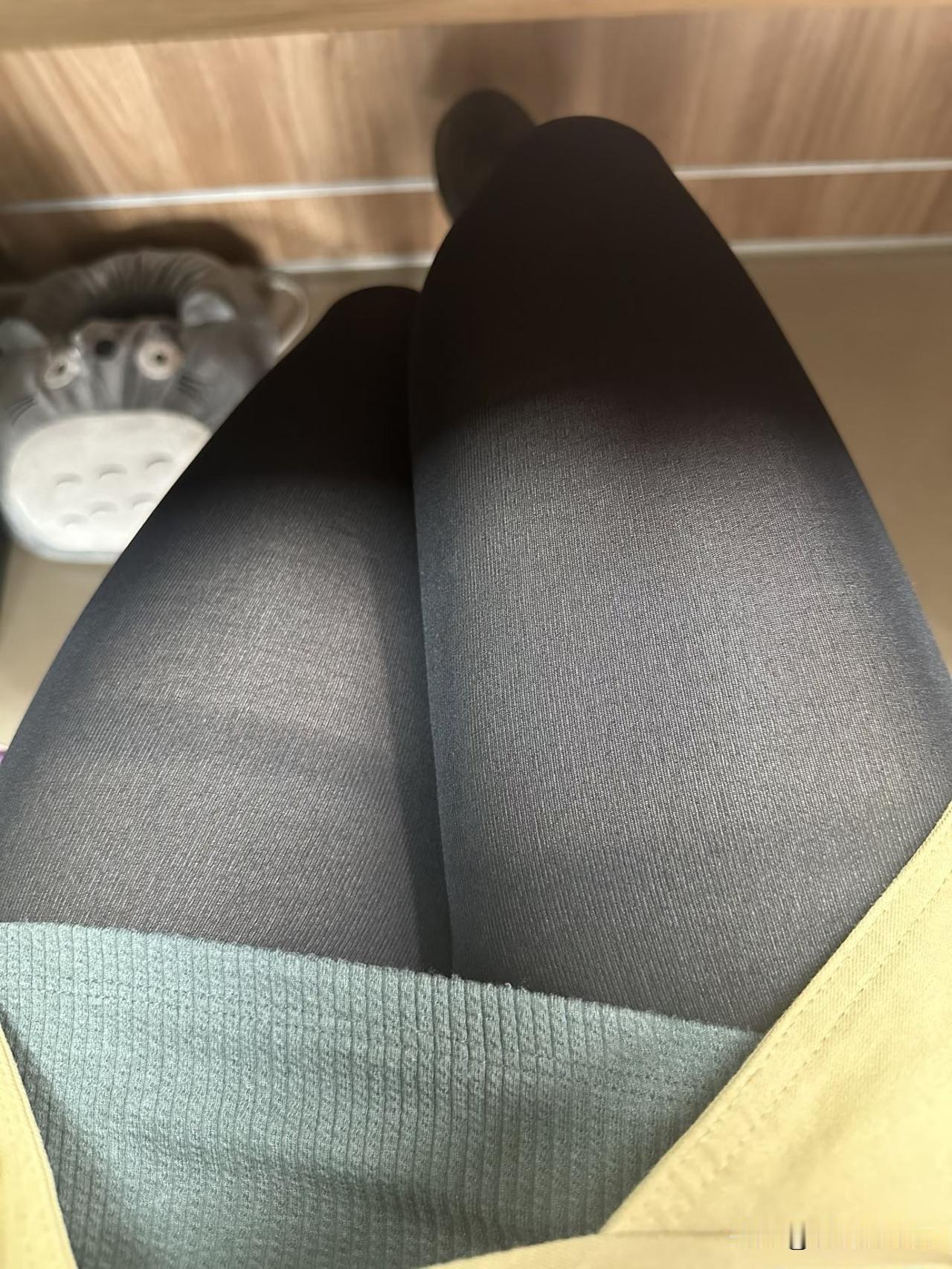 即使是深秋也挡不住女人臭美的心情……