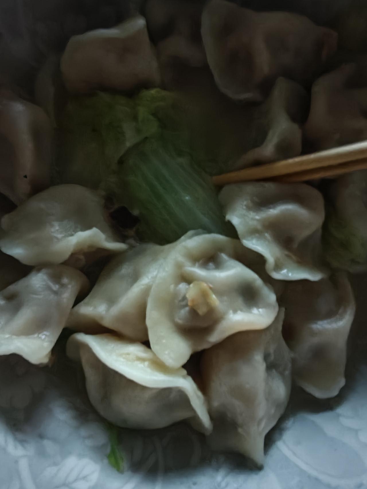 今日晚餐美食，速冻水饺。
评价味道，为了活着而吃。