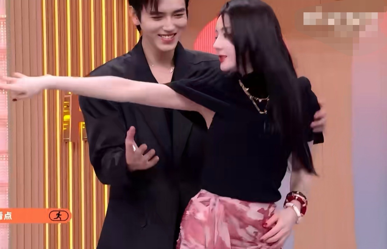 热巴和海璐姐轮流上脚的这双鞋到底什么来头？感觉要被种草了，求一个同款链接！热巴的