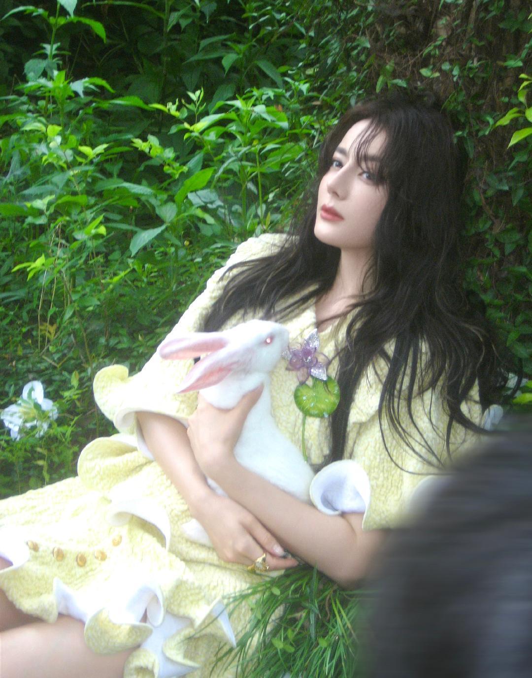 1. 迪丽热巴主演的影片《女足》业内口碑平平，但借着这次合作结识周星驰，积累了不