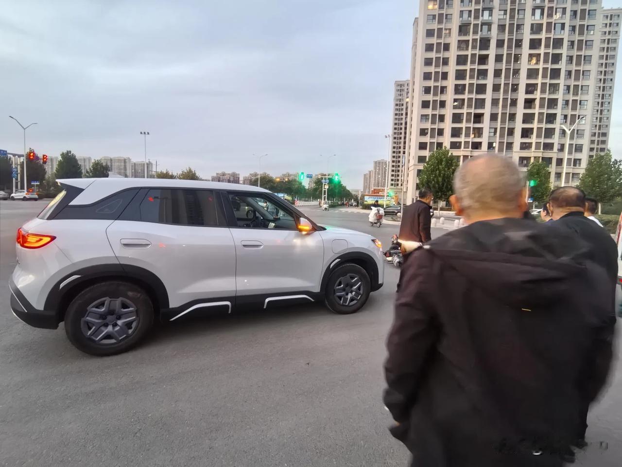 我的小小见义勇为
下午回家路上，我路过汇阜街与新聂路交口时，正巧碰上了一起刚发生