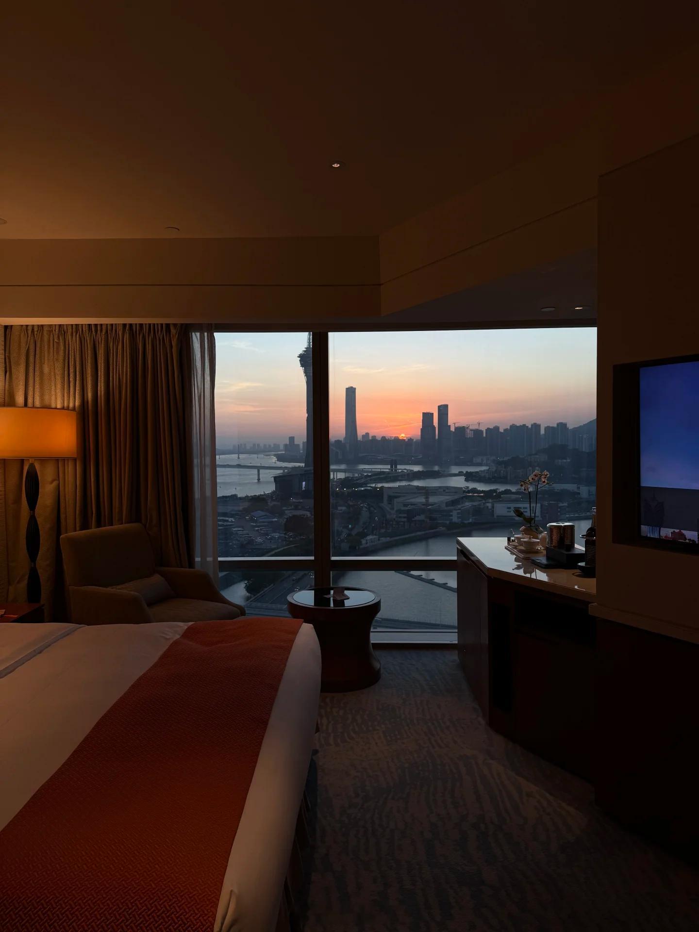 美国人都有各种口音，就别说董宇辉了。1美国传统上 Ohio的口音  最标准。 老