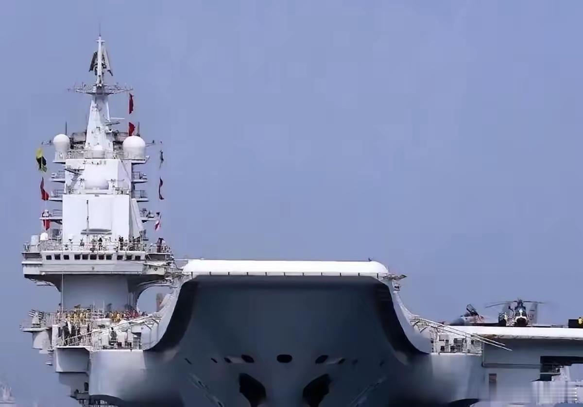 谁能想到，就在大洋彼岸还在为自家航母电磁弹射故障焦头烂额时，大连造船厂的干坞里，