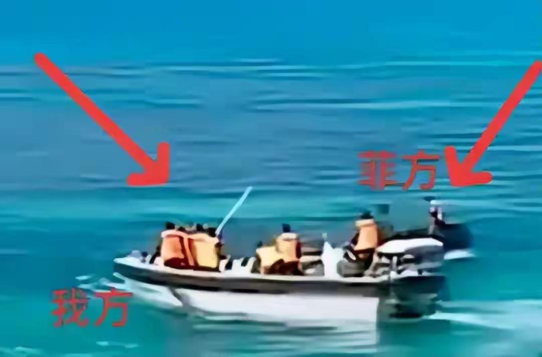 7月20日上午9点刚过，仁爱礁那片老地方又热闹了。中国海警一艘小型巡逻艇正在中国