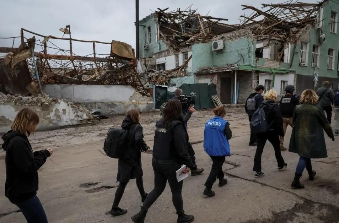 不少地缘分析认为，美国借俄乌冲突调整全球军力布局，试图减轻欧洲防务负担，将更多战