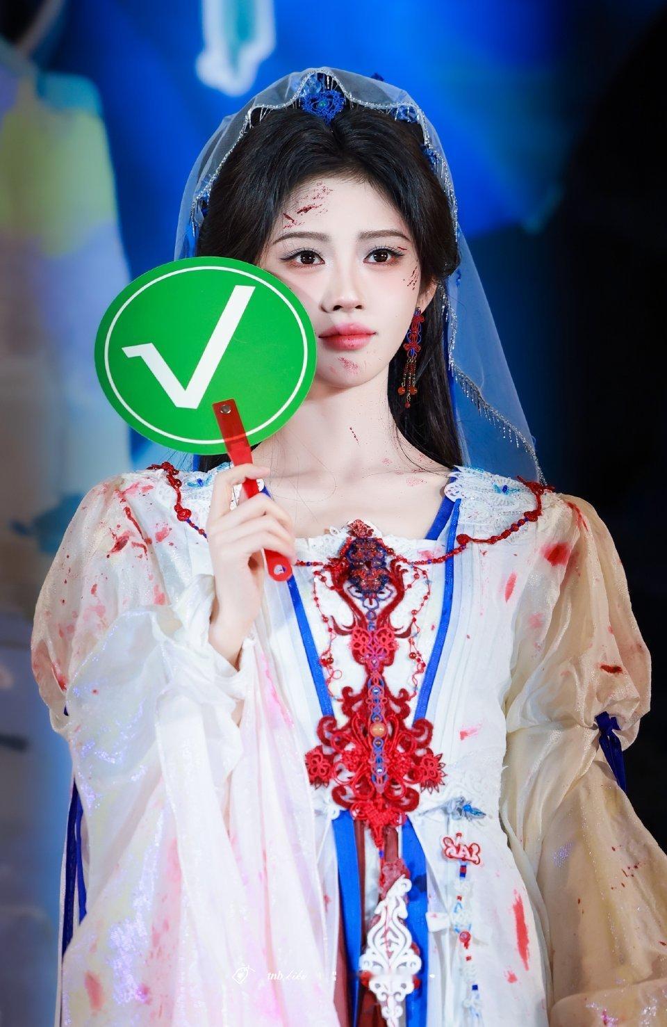 恭喜这个鞠婧祎阿黛杀青！美女好好休息！期待和阿黛的再见面