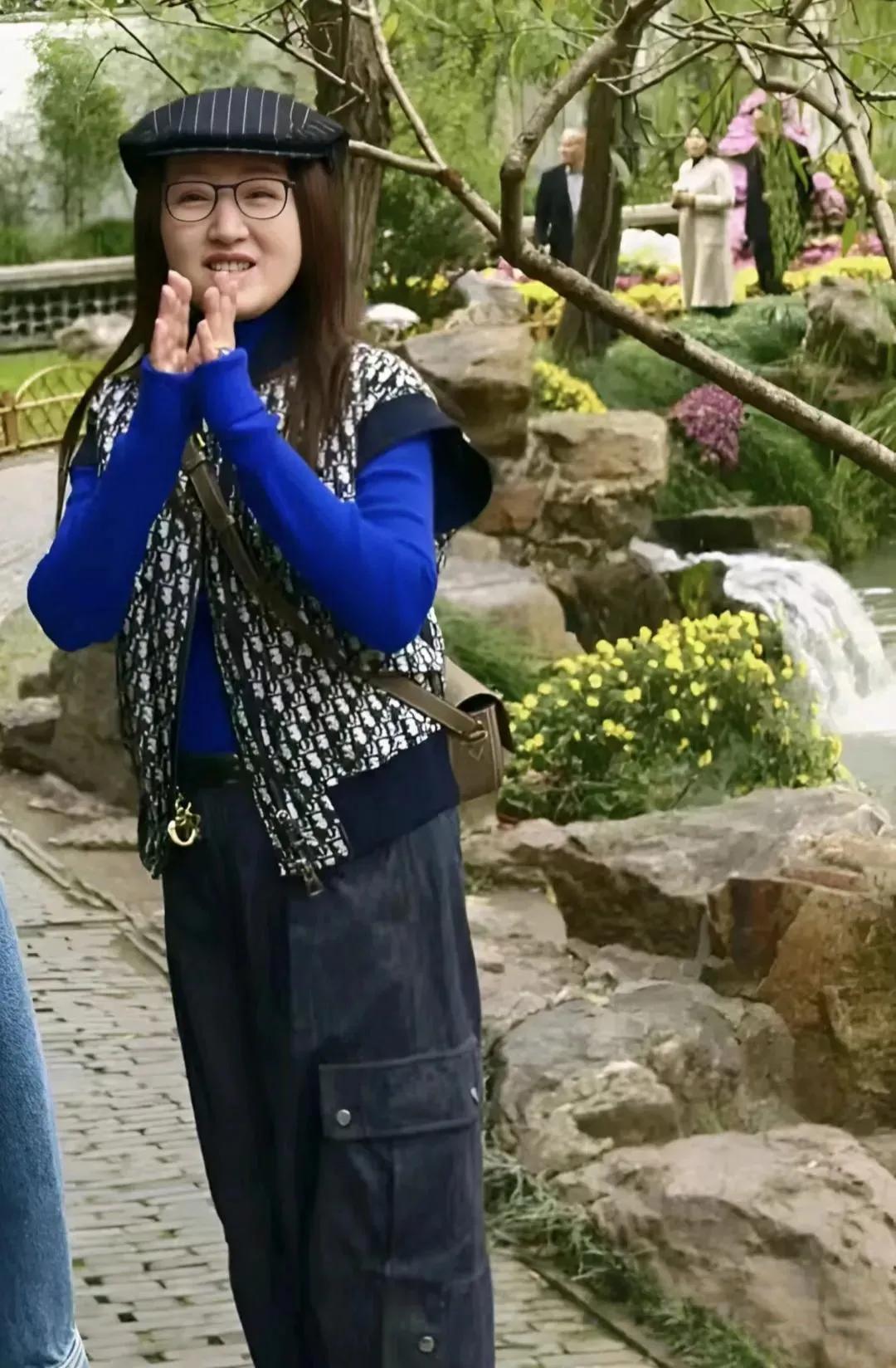 不仔细看，真的很难看出这是“玉 女”杨钰莹。只因跟荧屏上的她差距太大。为什么差距