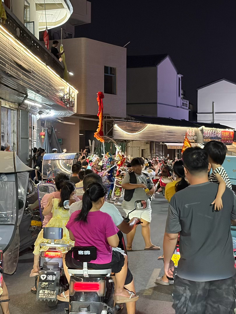 广东国庆假期这些路段堵成猪肝红还好早上先跑了，大家都到了吗，有没有在服务区卡0点