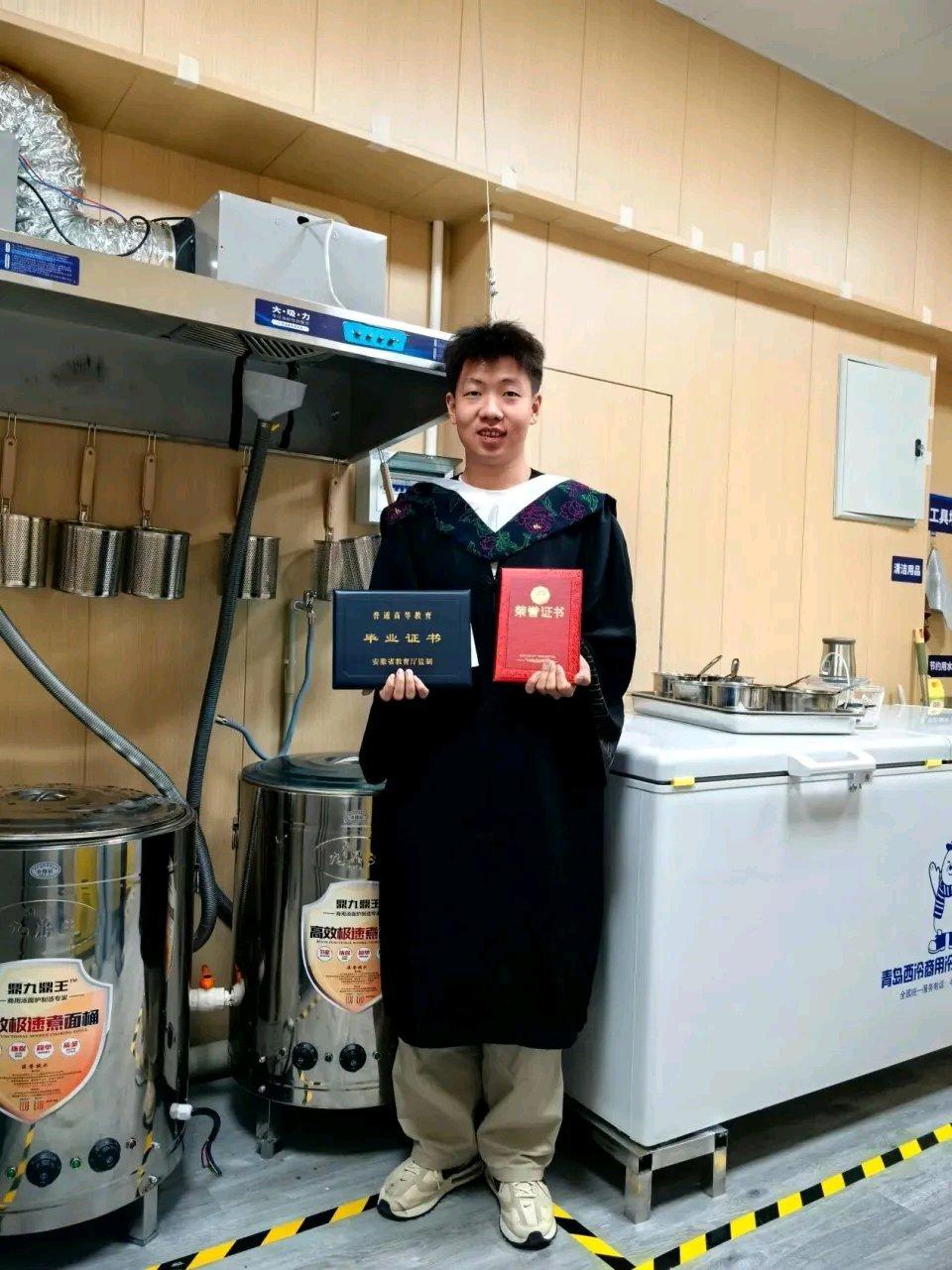 最近，“00 后”小伙苗子俊火了，他在饺子馆拍毕业照的视频在网上疯传。苗子俊高考