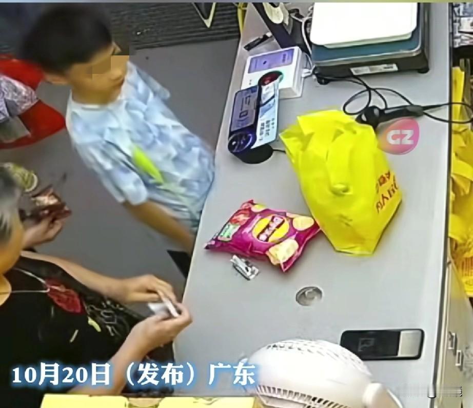 太过分了，连小孩的钱都能顺！

超市里，小男孩要了一包薯片，随后将5元钱放在柜台