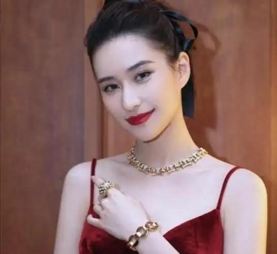做梦也没有想到，同样都是赌王的女儿，何超莲居然是当中混得最差的。
 
作为二房的