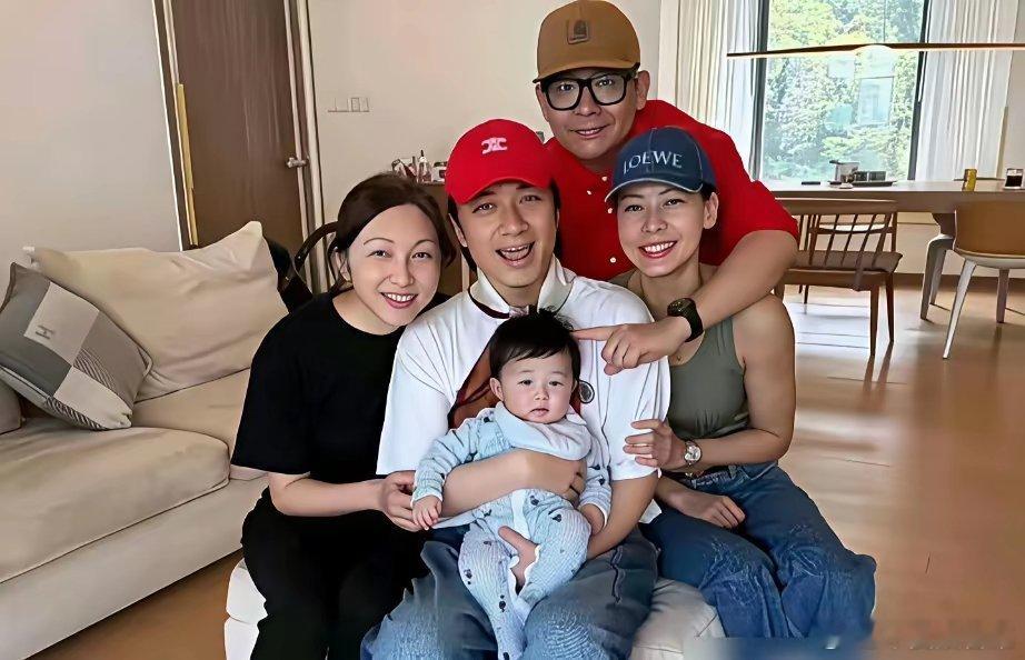 57岁生二胎，这不是母爱，是玩命。 古巨基老婆陈韵晴，57岁。她生第一胎时53，