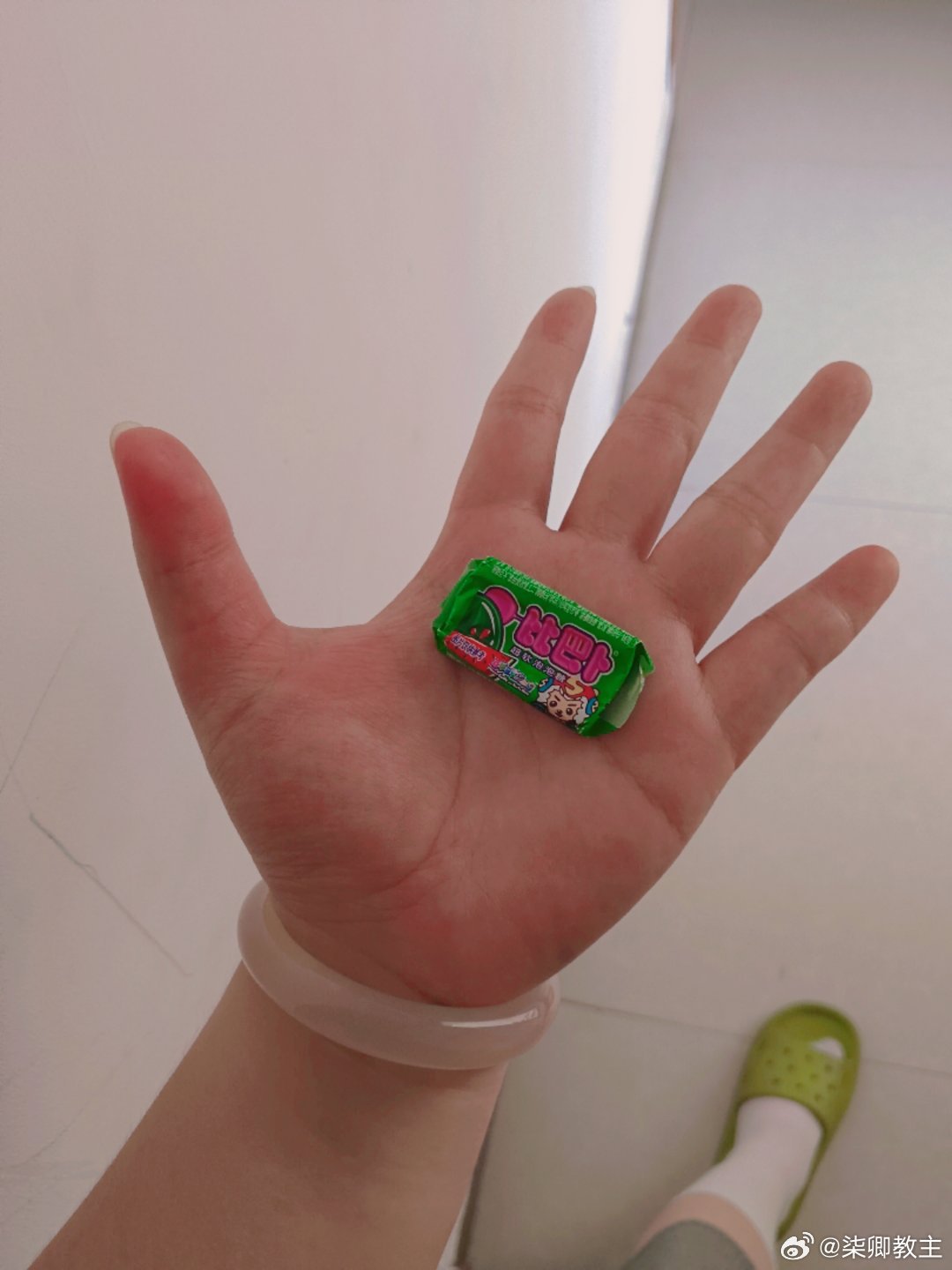可爱小孩儿请吃糖[挤眼] ​​​