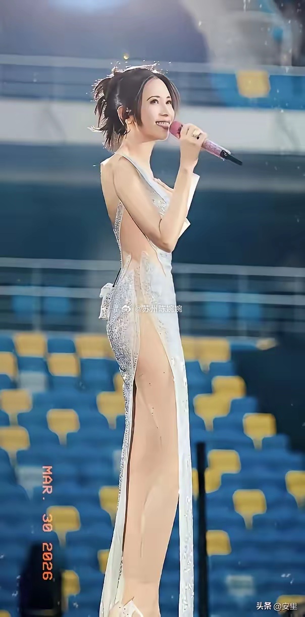 也就是她！能把这条裙子穿得这么绝。 