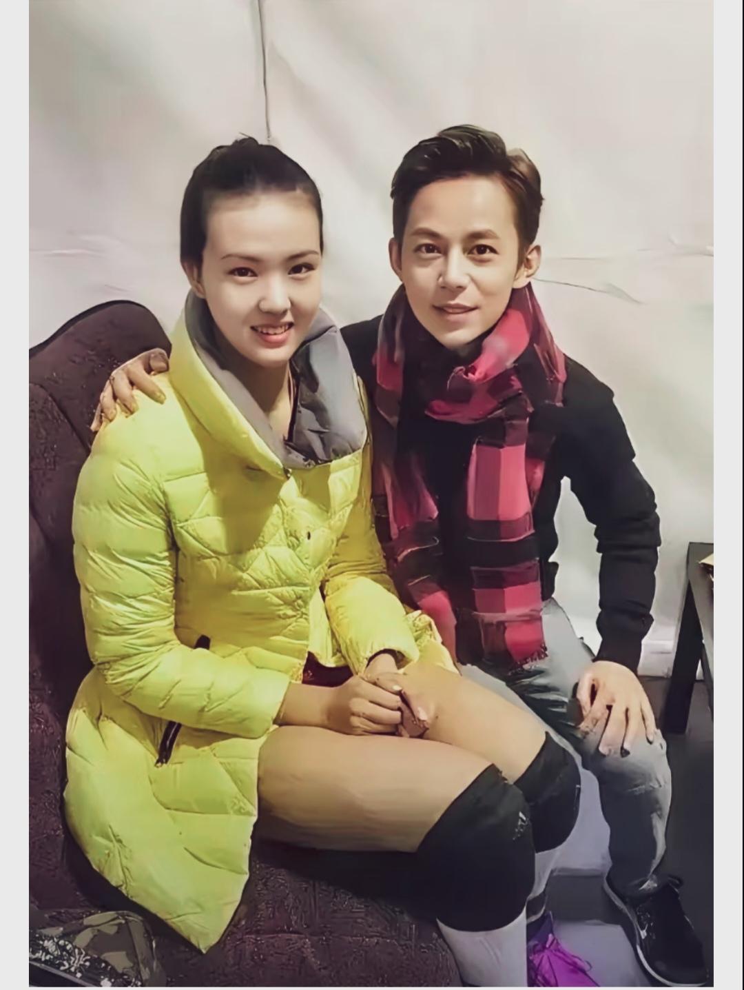 何炅老师的手搭在身边美女的肩膀，很好奇这位美女是谁？