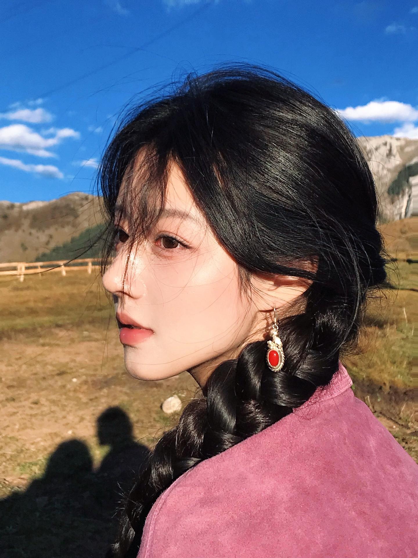 她说荒野的眼睛里藏着一万首牧歌