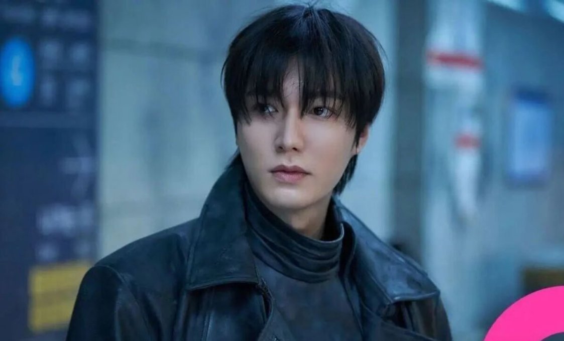 李敏镐真的瘦了好多曾经饱满温润的面部轮廓变得锋利，颧骨清晰突出，下颌线如刀刻般分