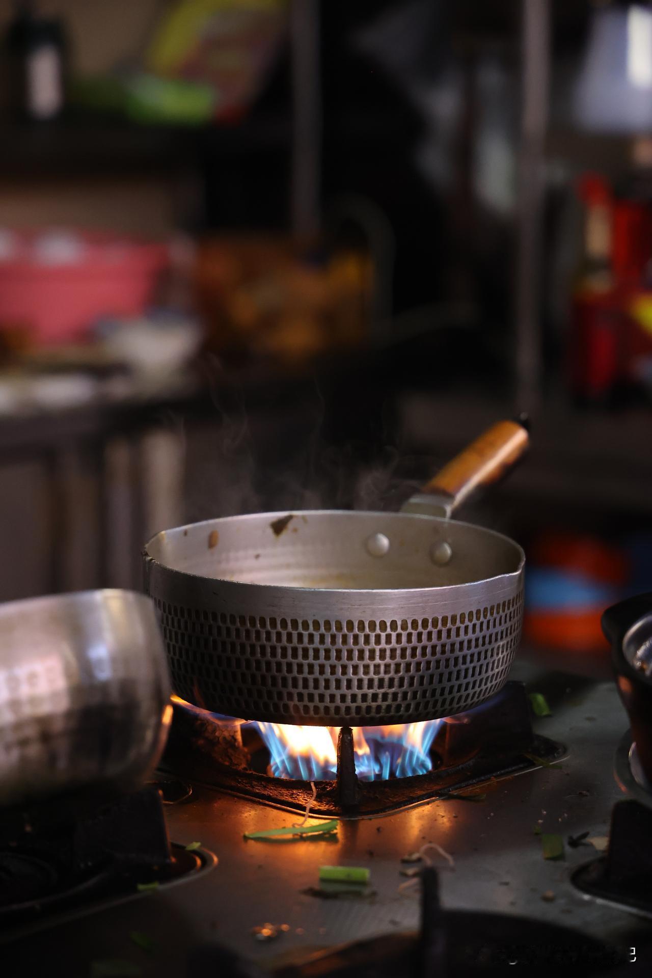 晚上闲逛，在元江星光夜市(元江商业广场店)发现的一家店
🏡环境:店铺就在元江商