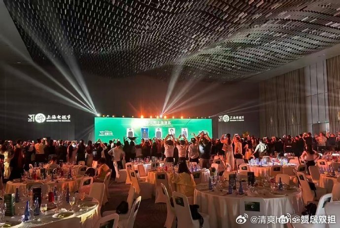 肖战上台发言时的内场太哇塞了 
