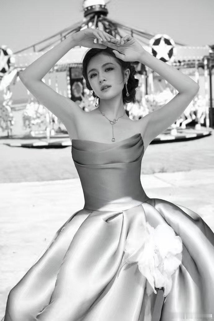 李兰迪 安陵容送的浮光锦 星光大赏，李兰迪身着浮光锦礼服，缎面如梦似幻，她灵动温