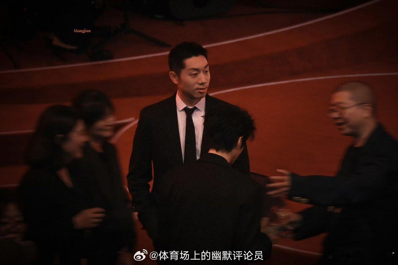 穿西装的许昕您考虑闯一下内娱吗天呐！以为内娱人夫感赛道来新人了，没想到居然是你，