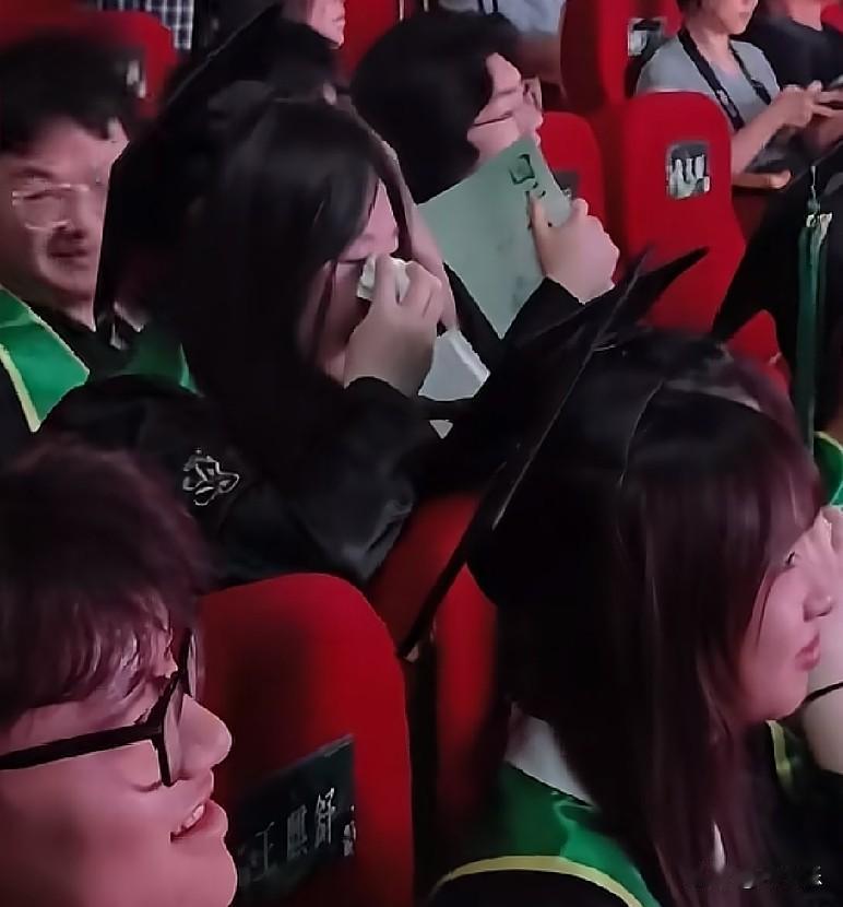 浙江绍兴市海亮教育集团的一名高中班主任，把自己从高一到高三每日写的巡班日记，毕业