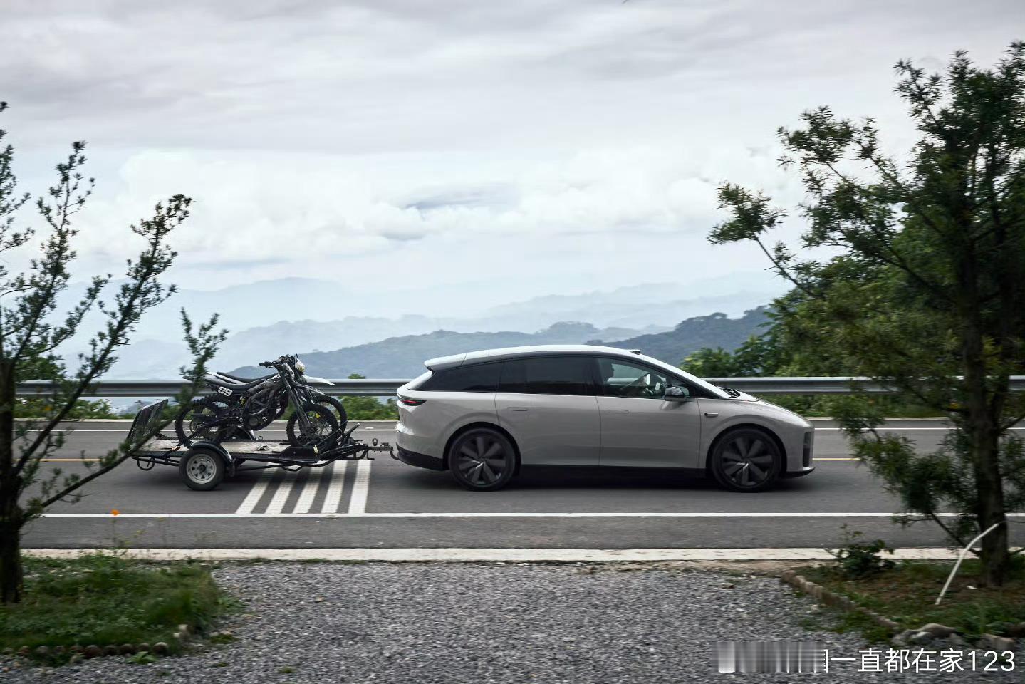 理想i6多了一个外挂这玩意都能琢磨出一个tag做营销?还得是想子会想法子营造所谓