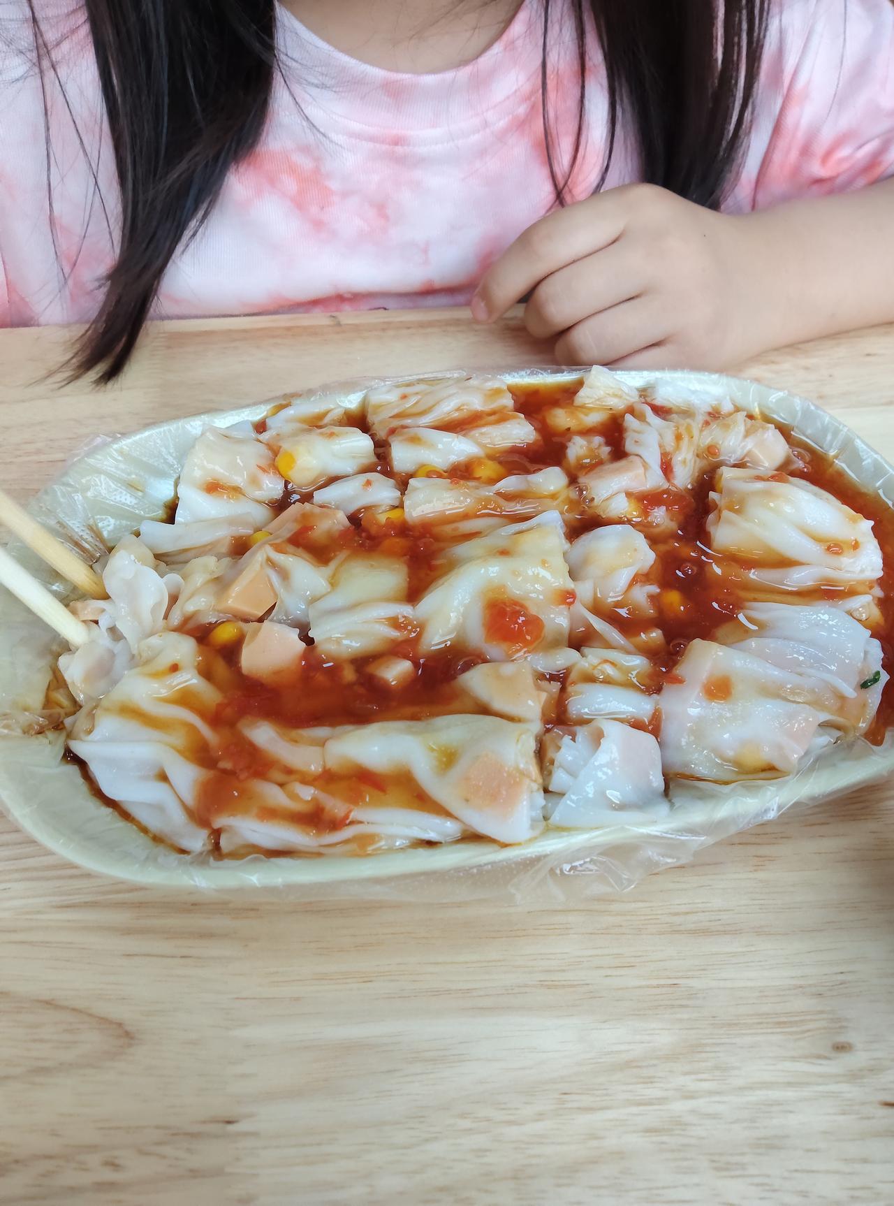 路边小店的这份火腿肠玉米肠粉，直接给我香迷糊了🥺 粉皮滑溜溜的，裹满了红通通的