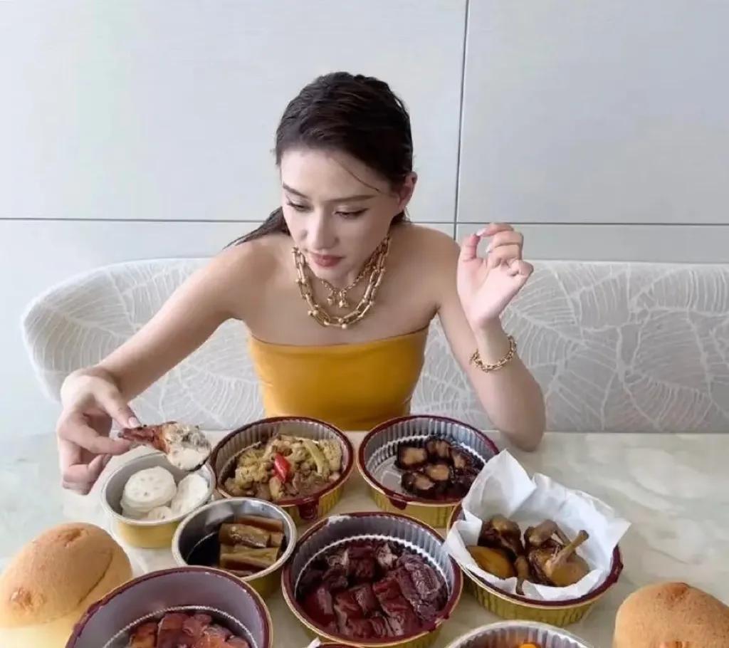 何超莲的早饭好丰盛，十足吃货一枚！

这一大桌，荤素搭配，品类丰富。不仅有蛋糕，