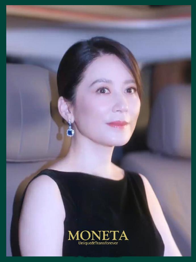 俞飞鸿老师搭配这套蓝色宝石饰品，整体观感格外和谐。宝石澄澈温润，衬得她气质沉静雅