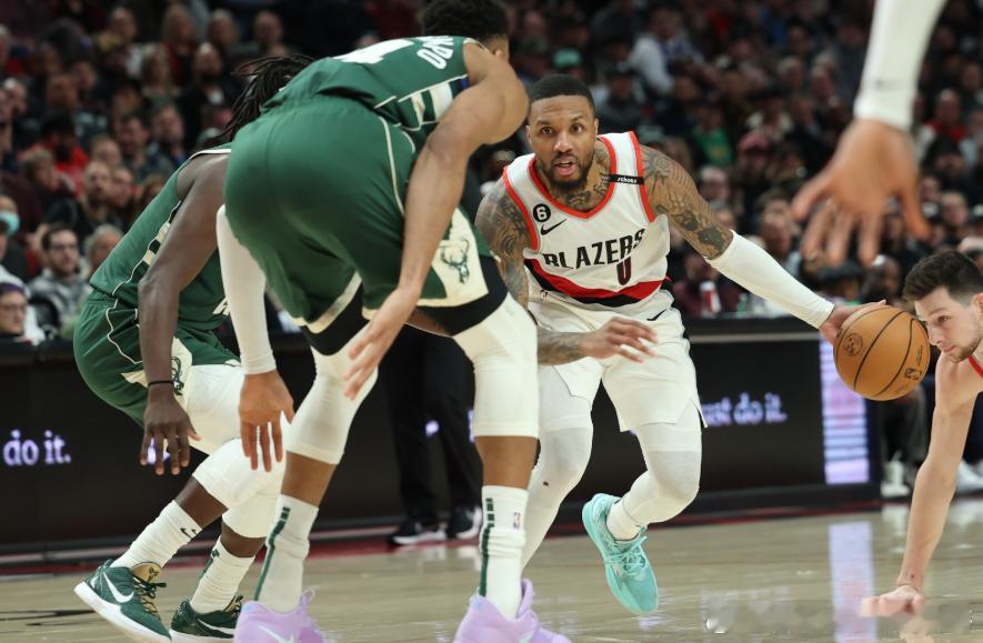 Clutch Points记者Brett Siegel今日回答网友提问时谈到了字