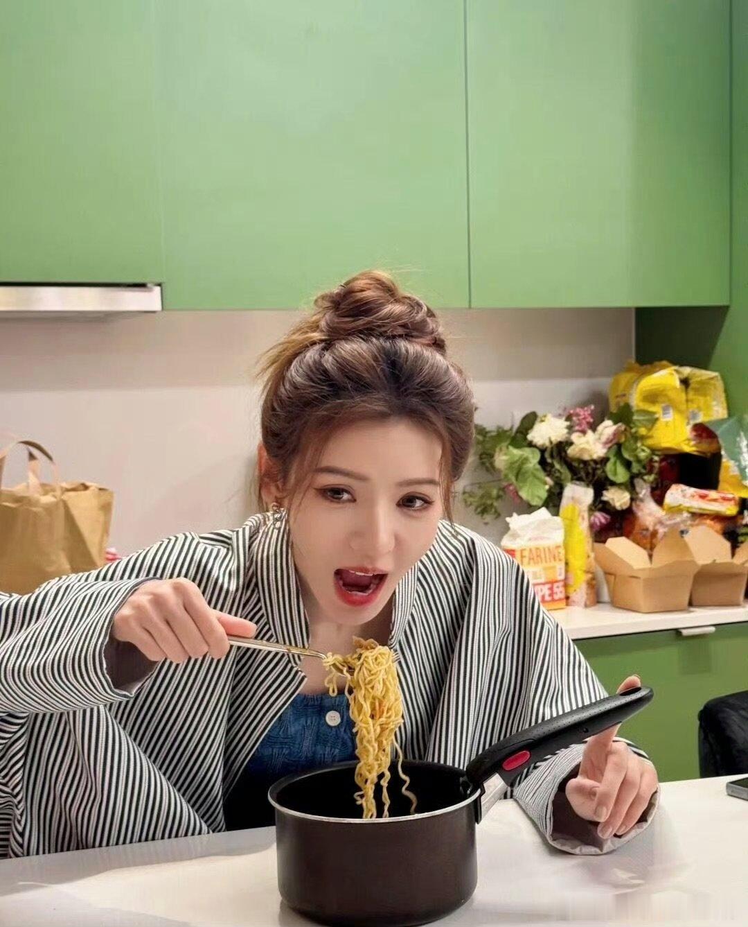 张予曦饭量人菜瘾大合伙人张予曦完美演绎吃货日常，心里装着万千美食，实际饭量实在太