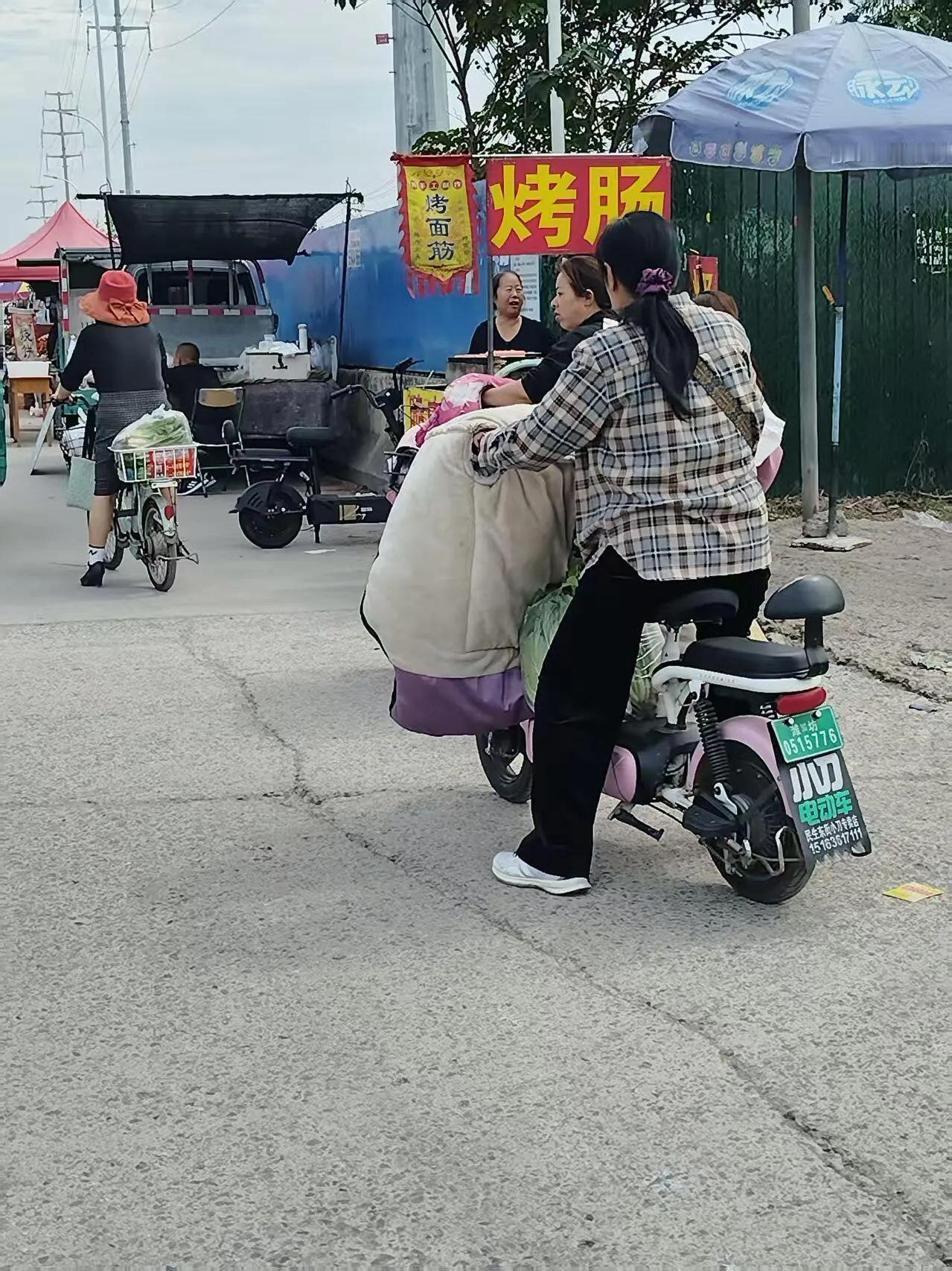 我真是无法理解，跟我小区一个宝妈，明明老公工资不高，自己全职带两个孩子，整天说没