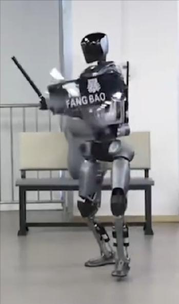这是中国兵器研发的伏羲特种人形机器人。机器人手持武器包括警棍和玻璃钢盾牌。其实，