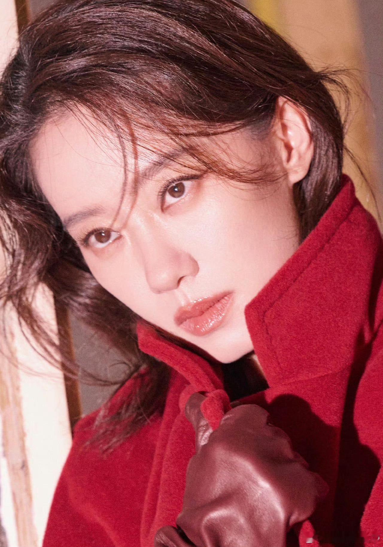 张小斐大衣的神季节限定大衣配丝袜高跟鞋 又狠又稳超吸睛这种恰到好处的搭配太圈粉 